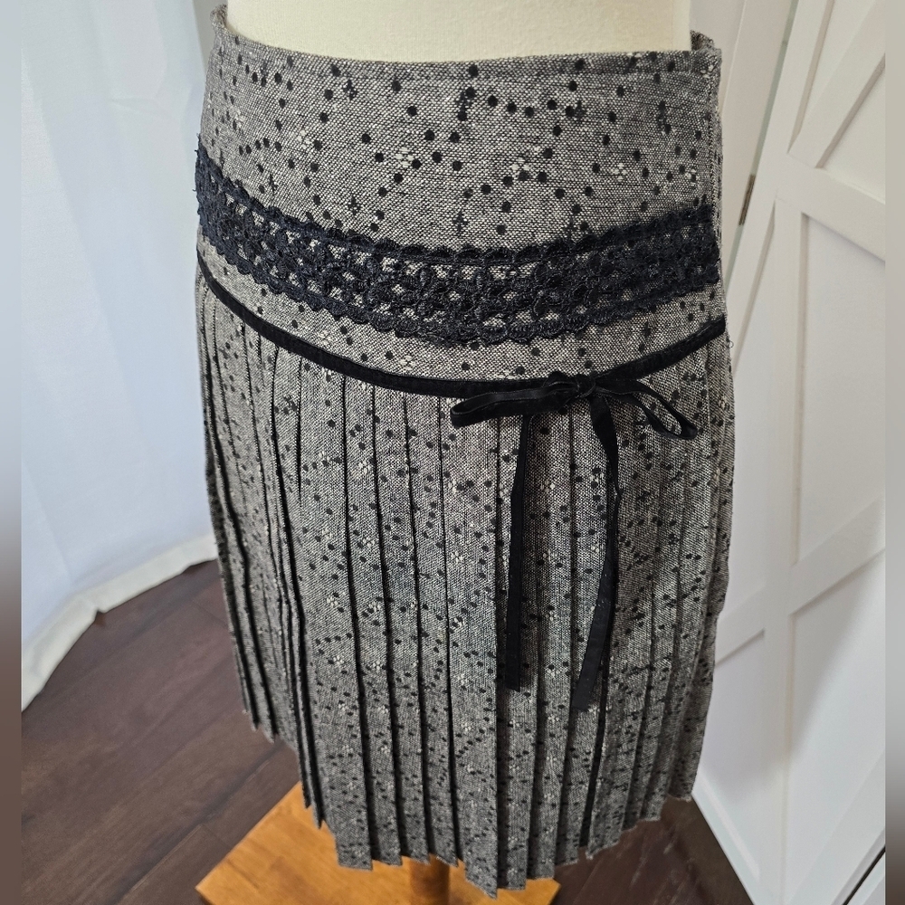 Elegant Gray Pleated Skirt with Black Lace Detail Band and Velvet Trim Tie - Picture 2 of 13